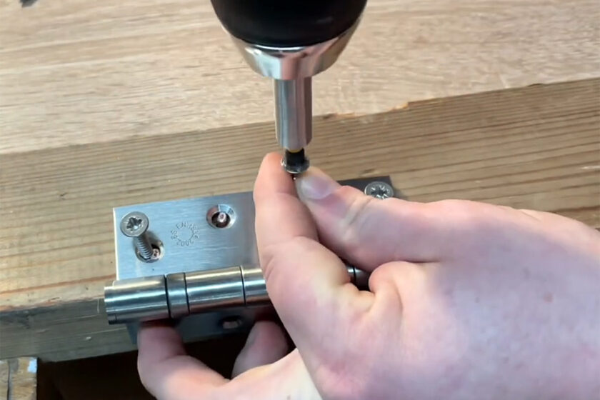 Oprava pántov na nábytku