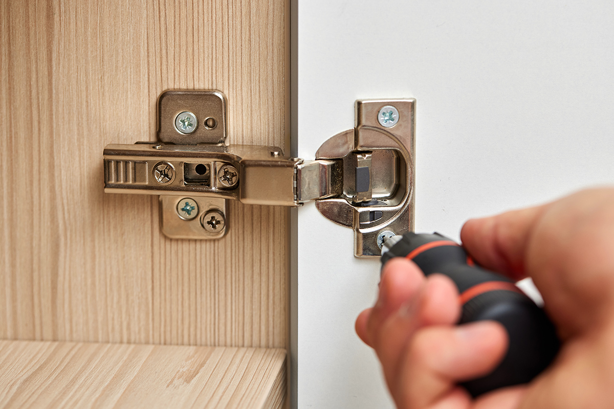 Oprava pántov na kuchynských dvierkach