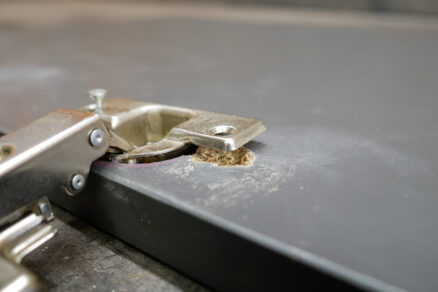 Oprava pántov na kuchynských dvierkach