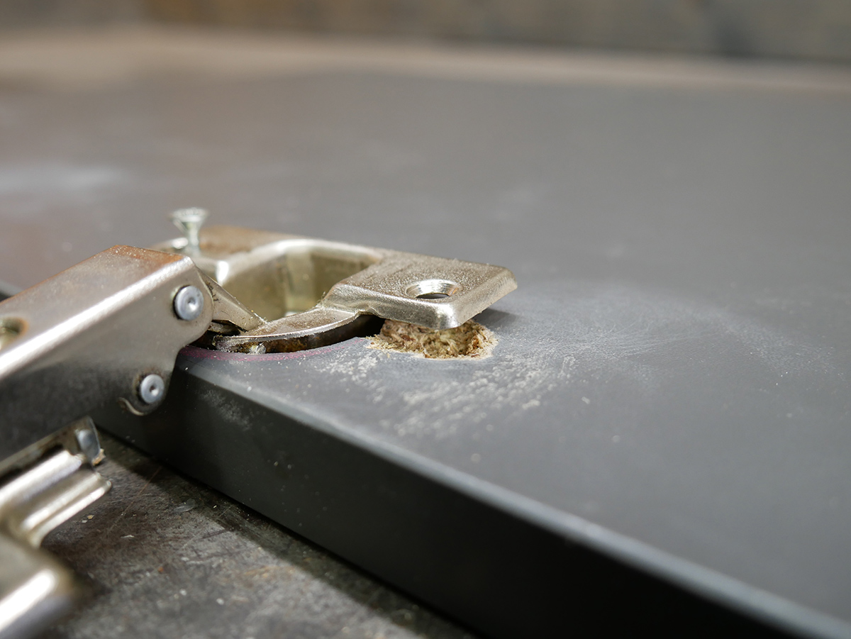 Oprava pántov na kuchynských dvierkach