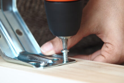 Oprava pántov na kuchynských dvierkach