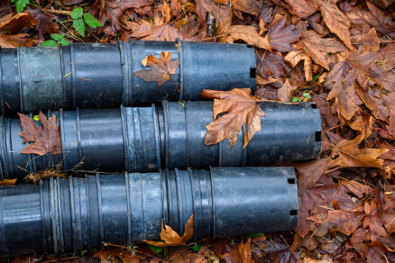 Čierne plastové kvetináče v záhrade