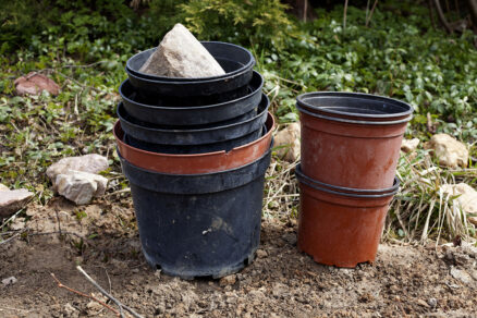 Plastové kvetináče v záhrade