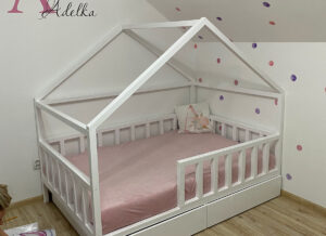 Rodičia vyrobili dcére unikátnu posteľ so šmýkačkou a hojdačkou