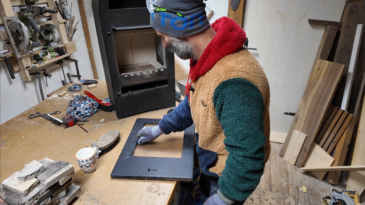 Prevencia zanesenia: kúrte len kvalitným suchým drevom (vlhkosť nižšia ako 20 %) a zabezpečte správny prívod vzduchu – najmä sekundárneho, ktorý vytvára „oplach“ skla horúcim vzduchom a minimalizuje usadzovanie sadzí.