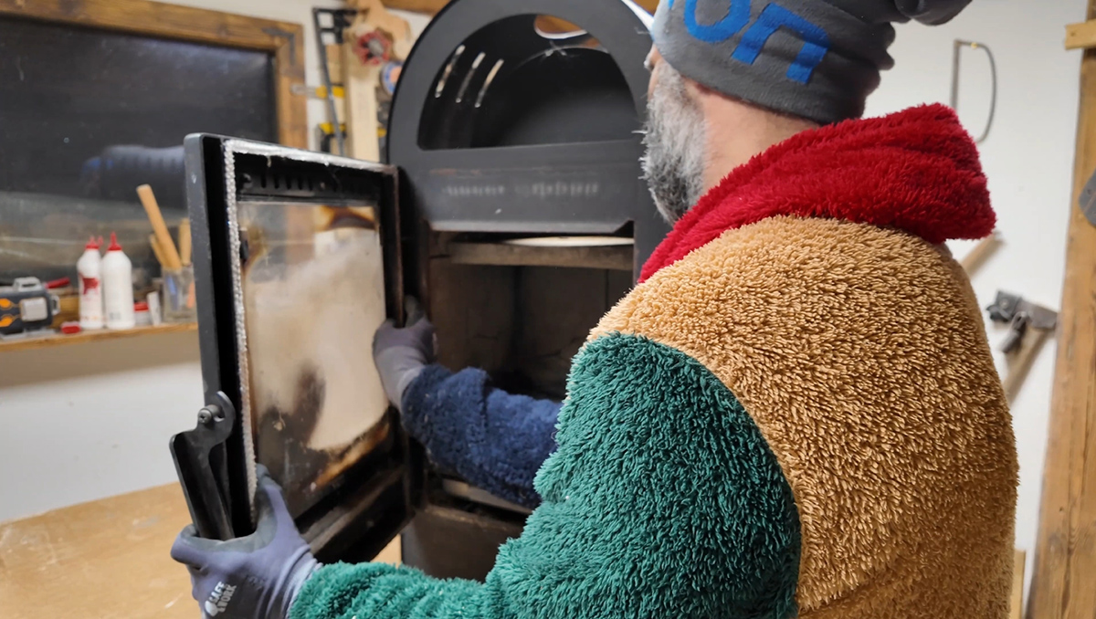 Ak plánujete väčšiu rekonštrukciu, ktorá zahŕňa aj výmenu poškodených šamotových platní, demontujte dvierka kachlí. Tým si zjednodušíte prácu na kachliach.