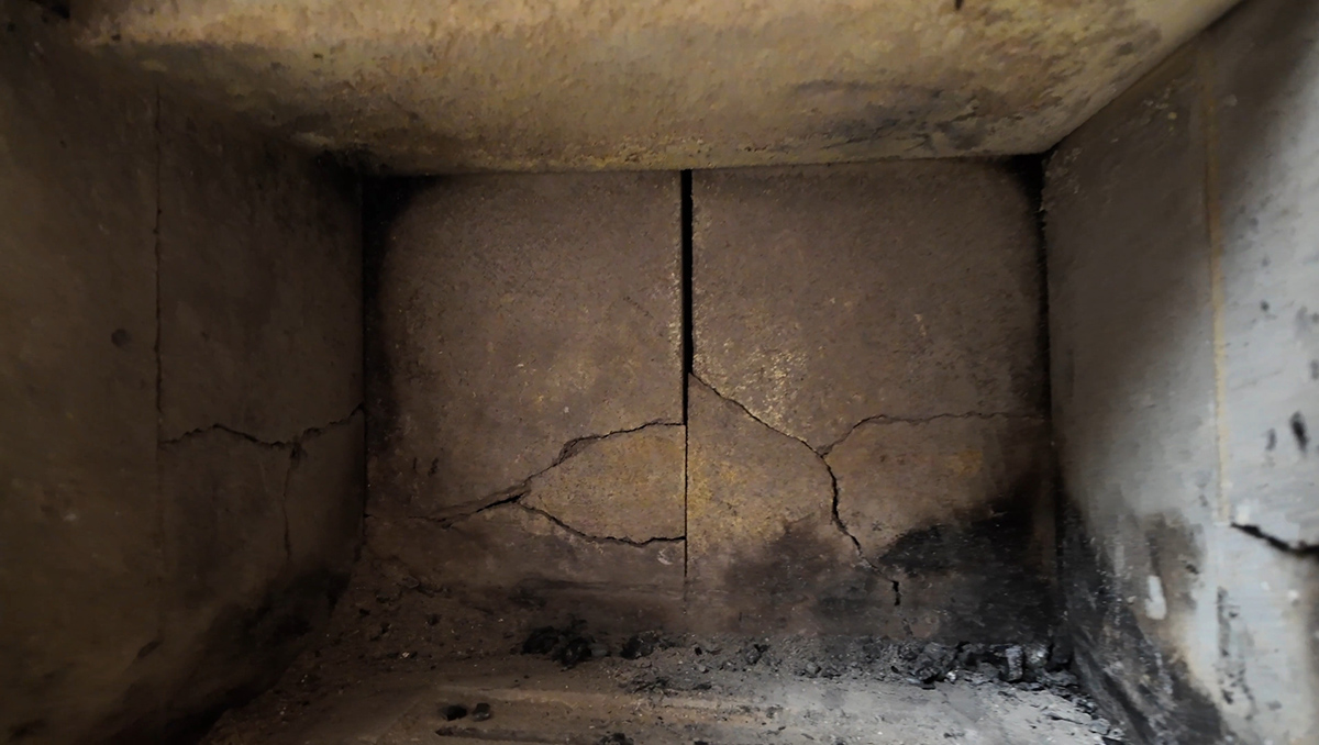 Pri kontrole vnútorného priestoru dôkladne preverte priestor ohniska, ktorý sa skladá zo šamotových platní a z deflektora vo vrchnej časti kachlí.