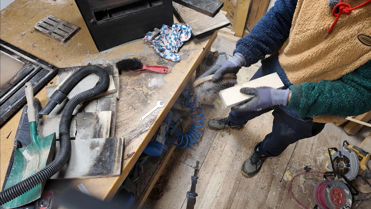 Platne, ktoré sú v poriadku, očistite drôtenou kefou.