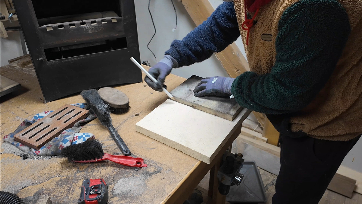 Poškodené platne si obkreslite na nové. Väčšinou sa v ohnisku používajú platne s hrúbkou 30 mm, ale pre istotou skontrolujte hrúbku pôvodných platní.