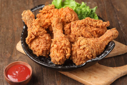 Vyprážané kuracie stehná na tanieri so šalátom