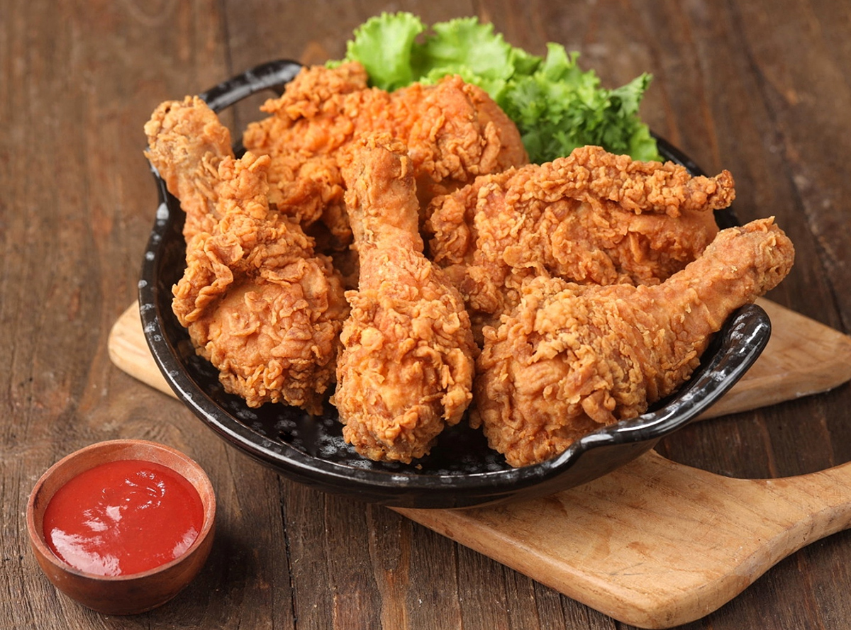 Vyprážané kuracie stehná na tanieri so šalátom