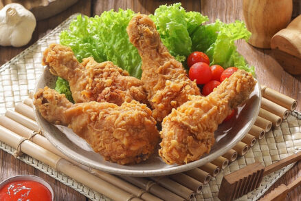 Vyprážané kuracie stehná na tanieri so zeleninou