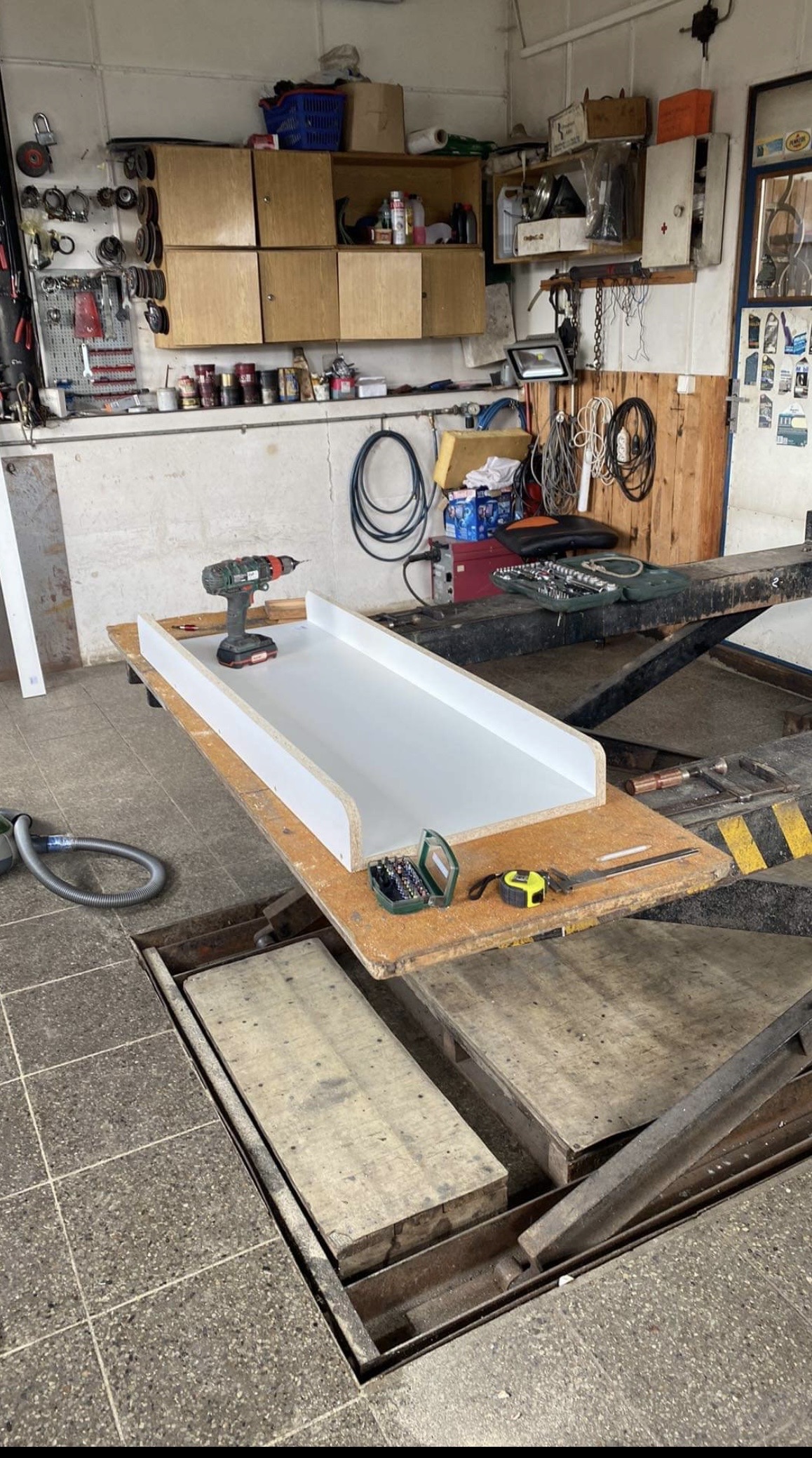 Výroba detskej postele domček so šmýkačkou a hojdačkou