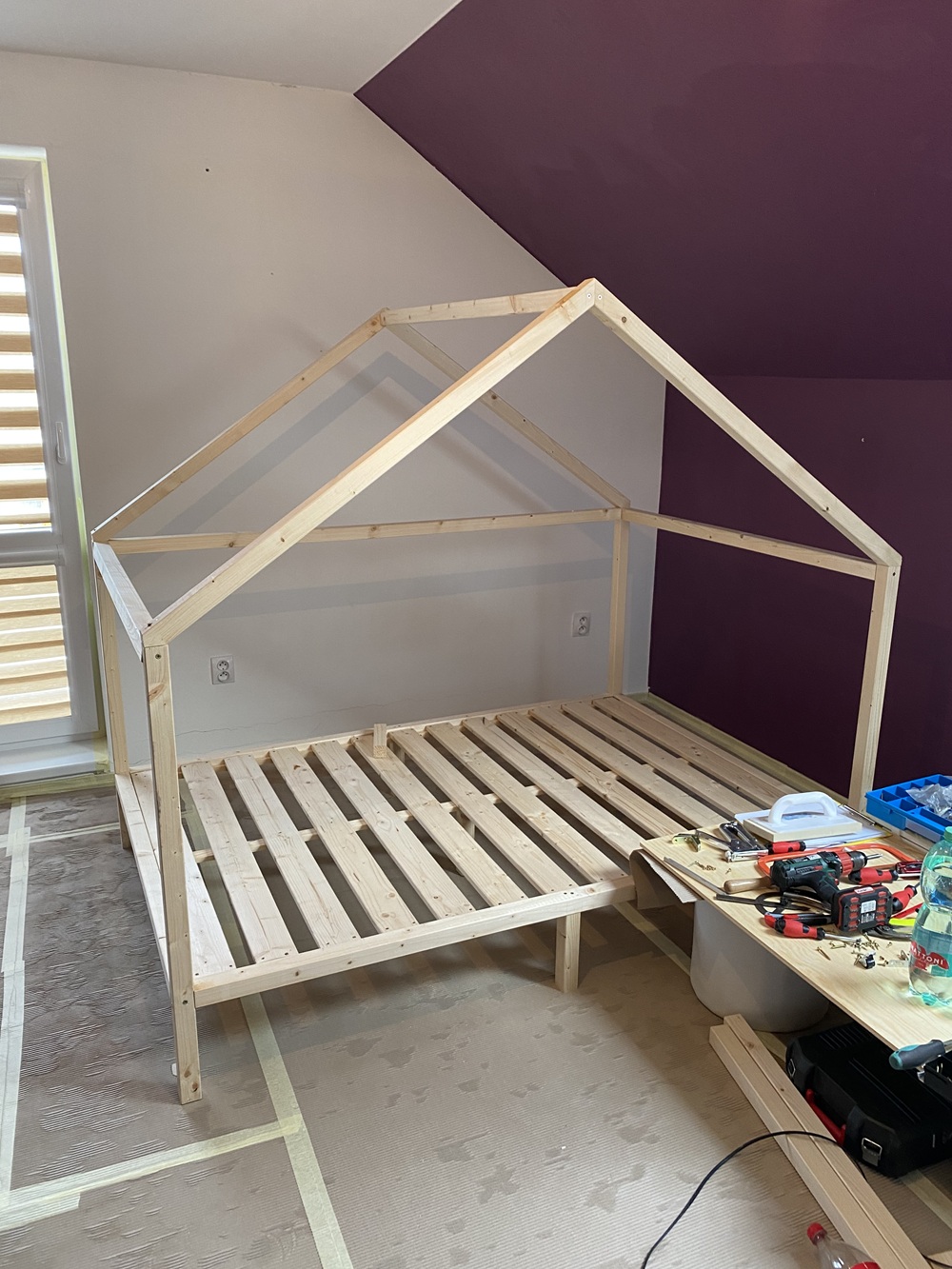 Výroba detskej postele domček so šmýkačkou a hojdačkou