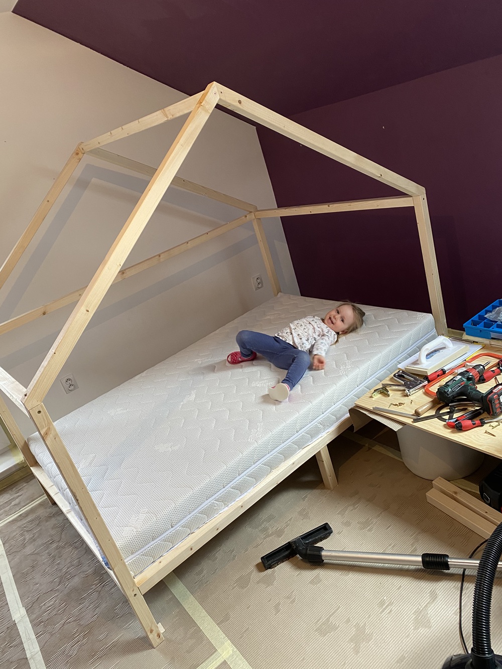 Výroba detskej postele domček so šmýkačkou a hojdačkou