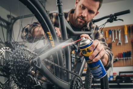 Striekanie WD-40 na reťaz bicykla