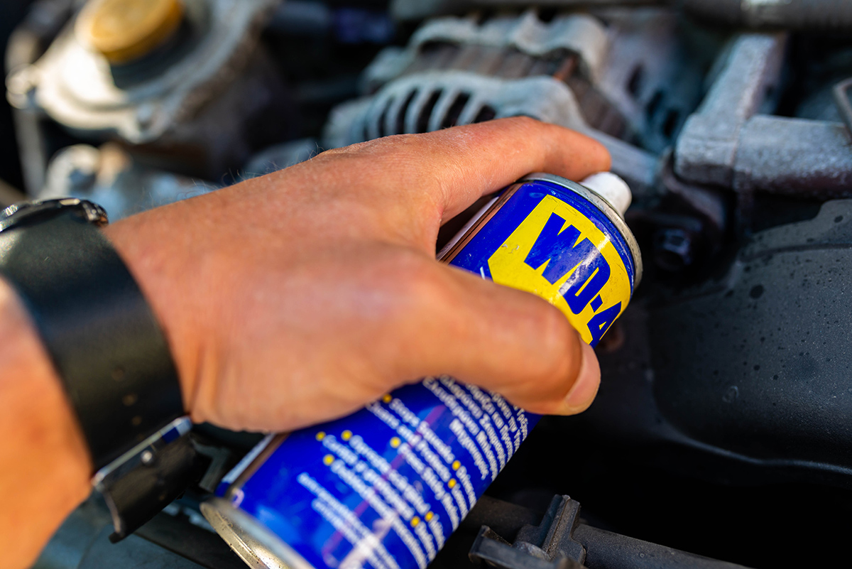 Pri aplikácii WD-40 v oblasti motora hrozí poškodenie gumových hadíc.