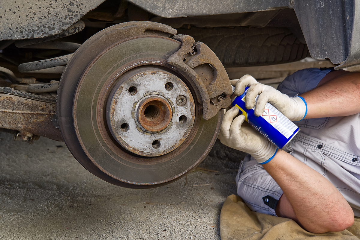 Nikdy nestriekajte WD-40 na brzdové kotúče.