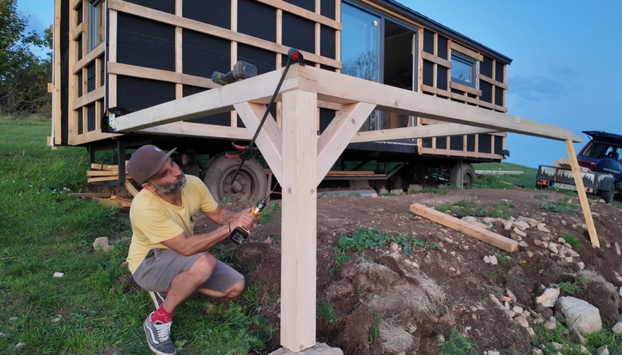 Na stojky položte predný konštrukčný hranol a opäť ho dočasne podoprite. Následne stojky zavetrite pomocou hranolov s dĺžkou približne 50 cm, ktoré sú na koncoch zrezané pod uhlom 45°.