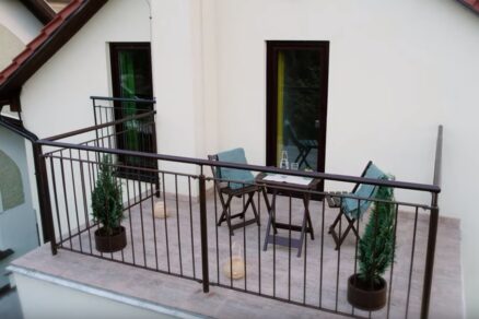 Zábradlie na terase natreté ochranným náterom