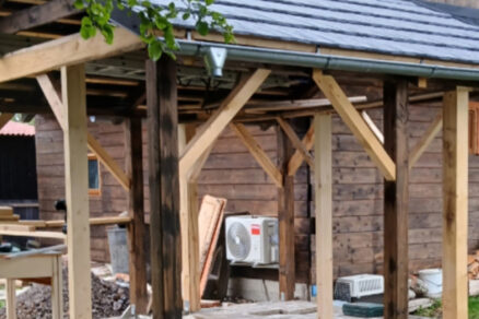 Svojpomocná stavba chaty v Čičmanoch