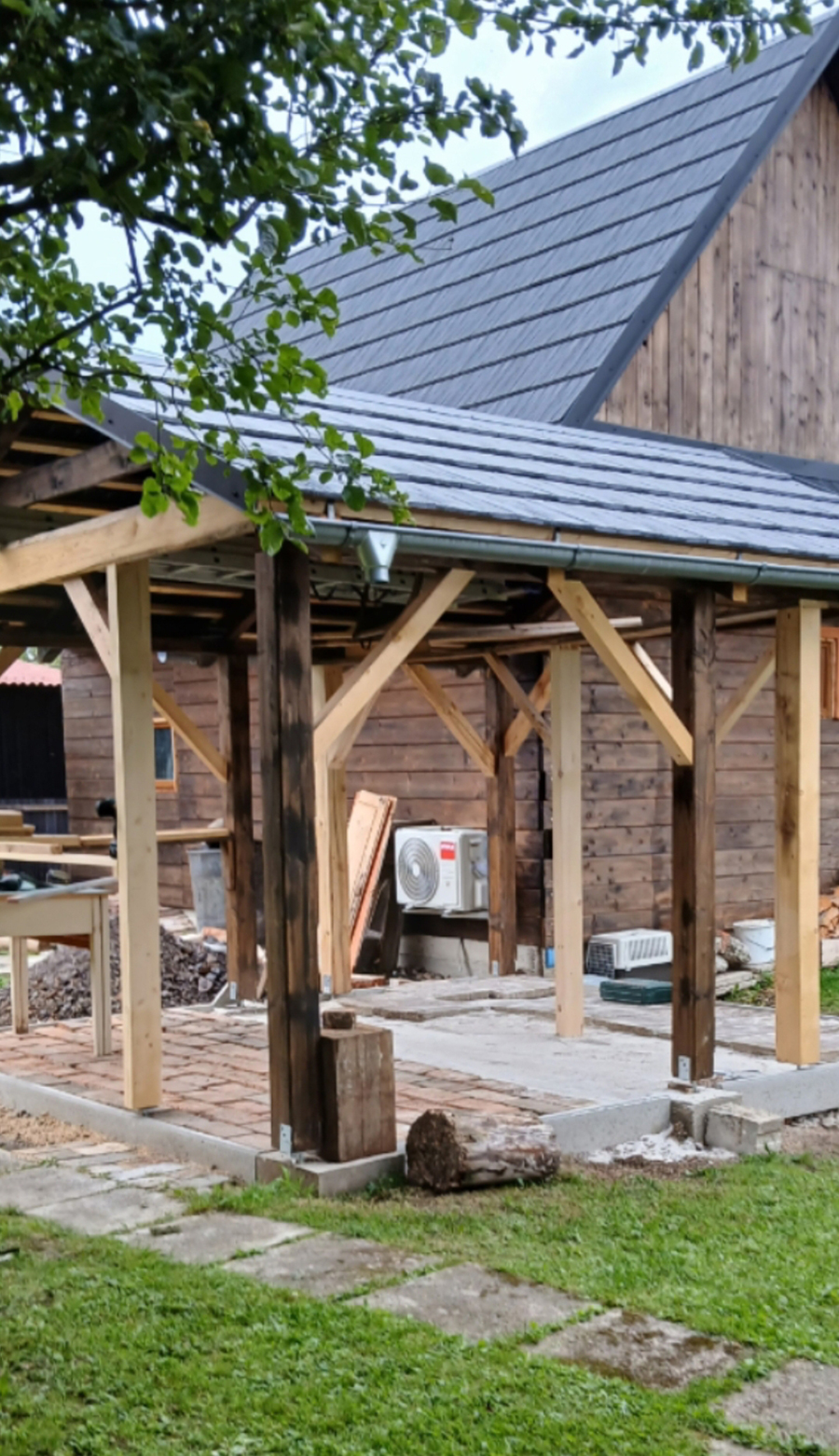 Svojpomocná stavba chaty v Čičmanoch