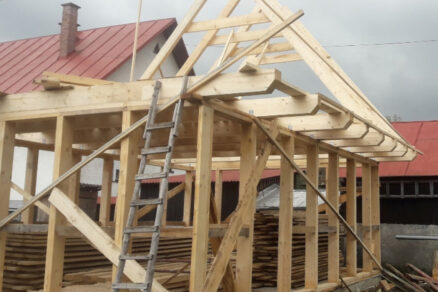 Svojpomocná stavba chaty v Čičmanoch