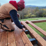 Ako si svojpomocne postaviť drevenú terasu, ktorá vydrží roky? Vyberajte z týchto materiálov