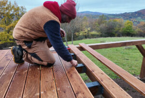 Ako si svojpomocne postaviť drevenú terasu, ktorá vydrží roky? Vyberajte z týchto materiálov