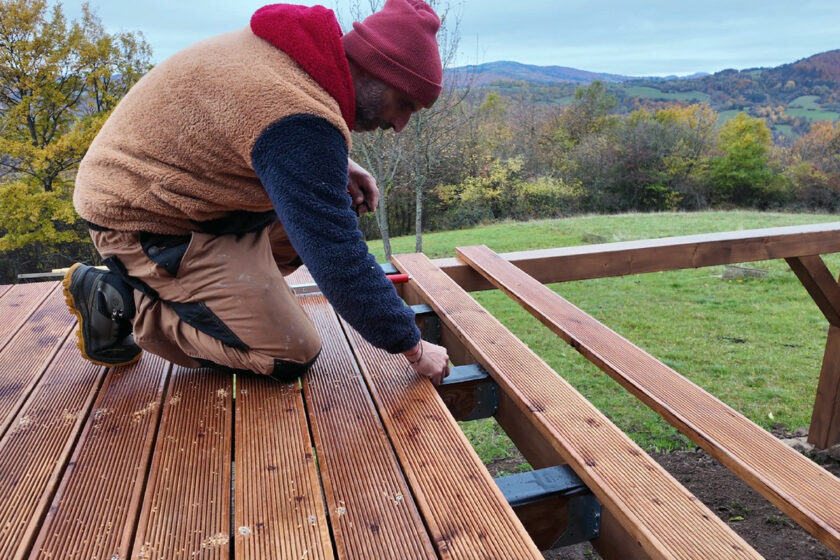 Lukáš stavia drevenú terasu
