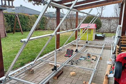 Naklápacia konštrukcia na fotovoltické panely