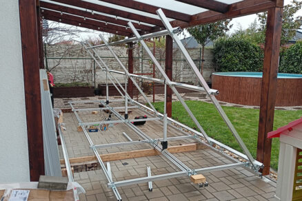 Naklápacia konštrukcia na fotovoltické panely