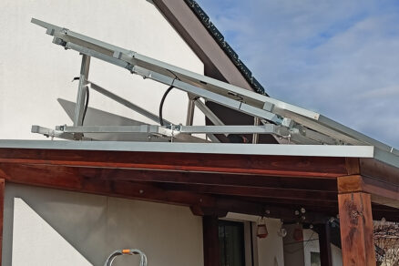 Naklápacia konštrukcia na fotovoltické panely