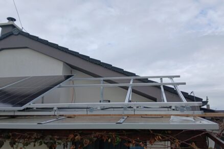 Naklápacia konštrukcia na fotovoltické panely