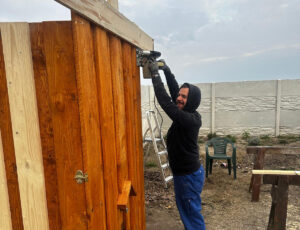 Šikmé rezy a otočené dosky: Drevený domček na IBC nádrž využíva triky starých majstrov proti hnilobe