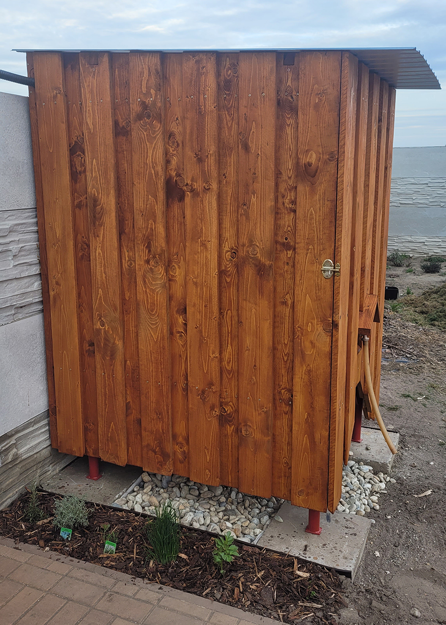 Stavba domčeka na IBC nádrž