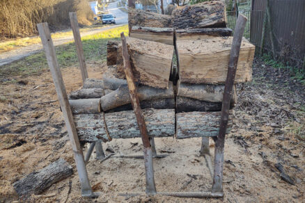 Praktická kovová koza na pílenie dreva