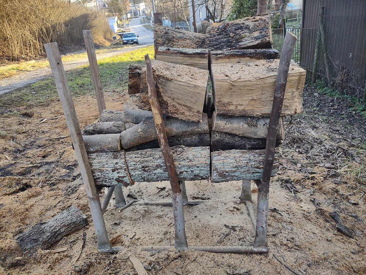 Praktická kovová koza na pílenie dreva