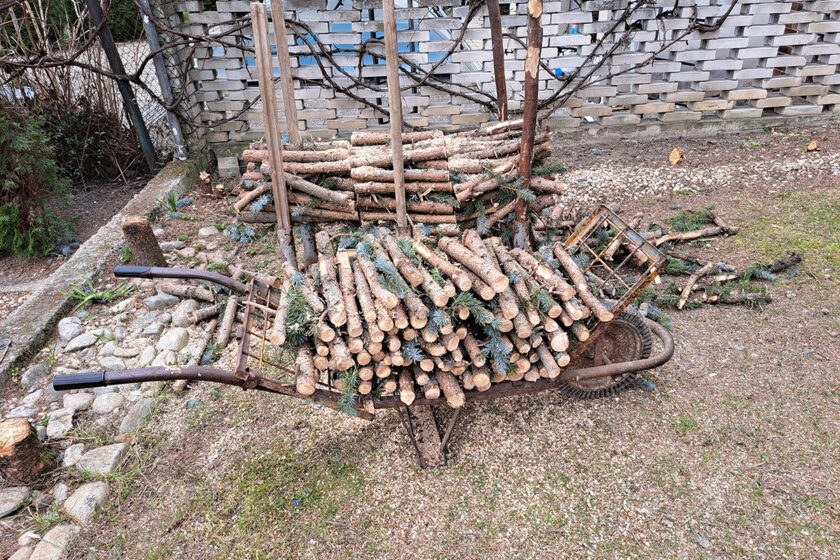 Praktická kovová koza na pílenie dreva