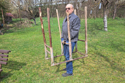 Praktická kovová koza na pílenie dreva