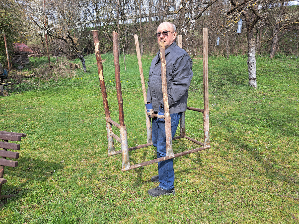 Praktická kovová koza na pílenie dreva