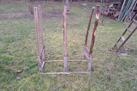 Praktická kovová koza na pílenie dreva