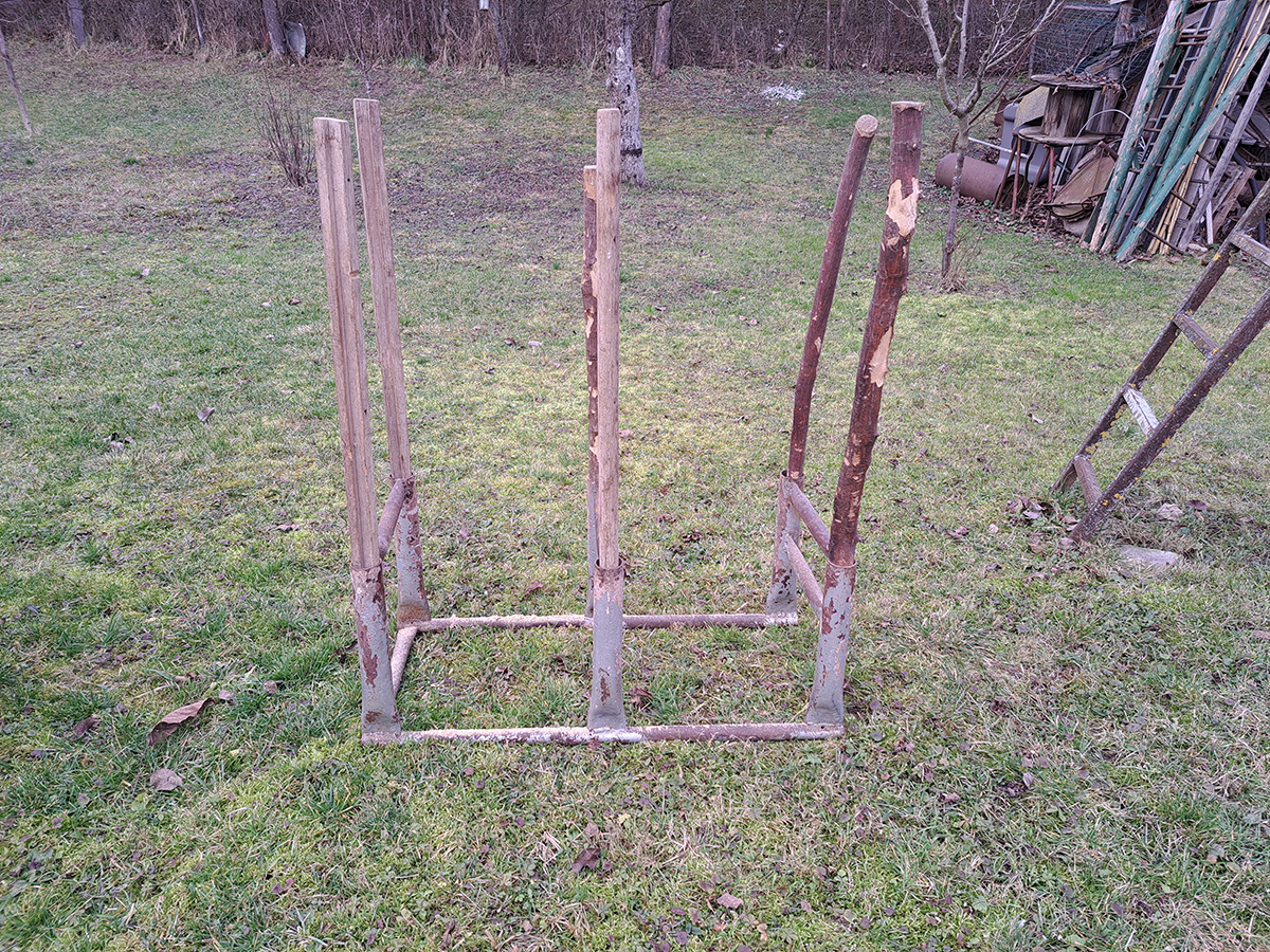 Praktická kovová koza na pílenie dreva