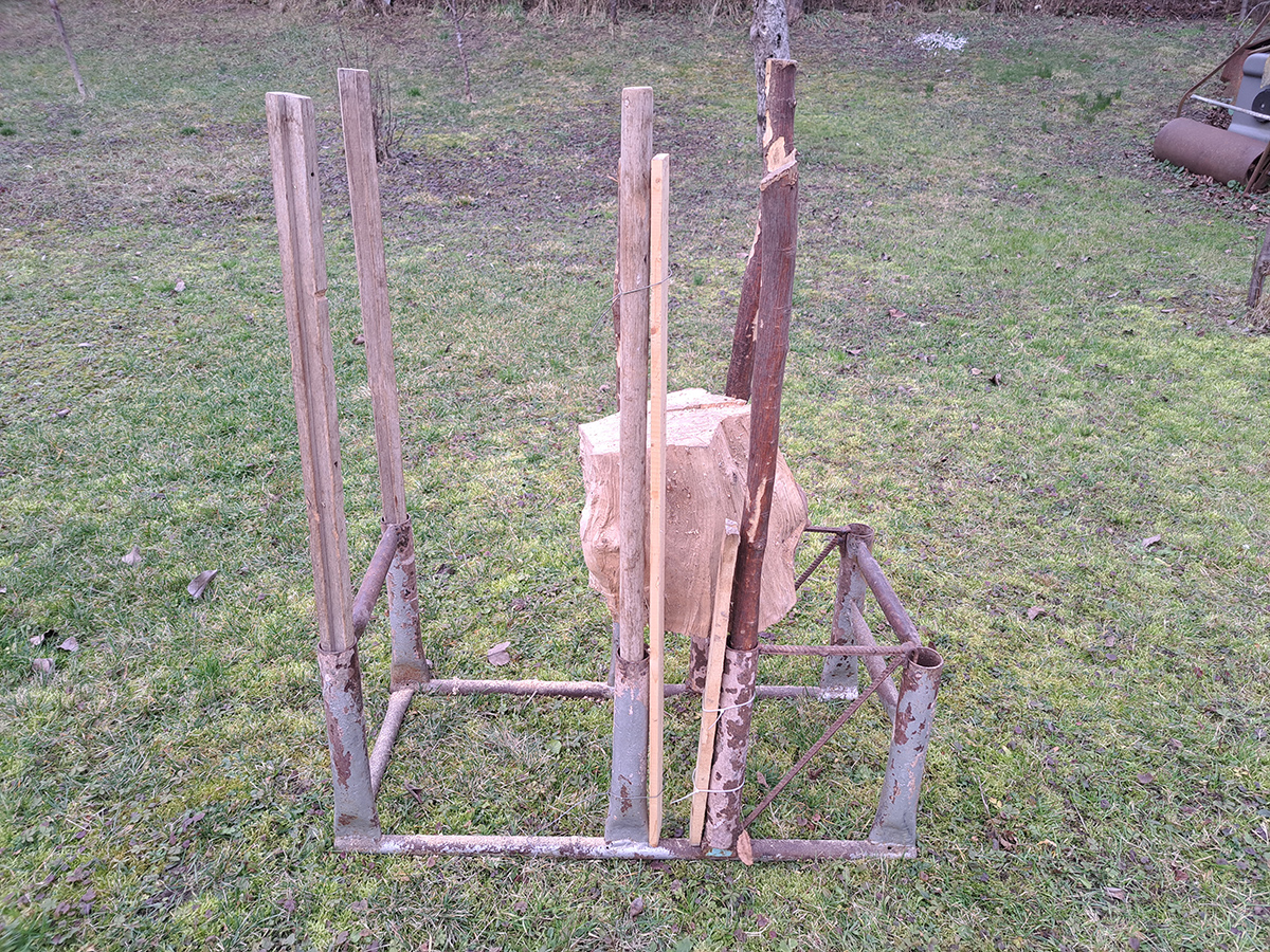 Praktická kovová koza na pílenie dreva