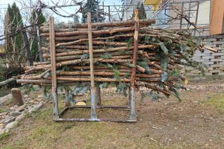 Praktická kovová koza na pílenie dreva