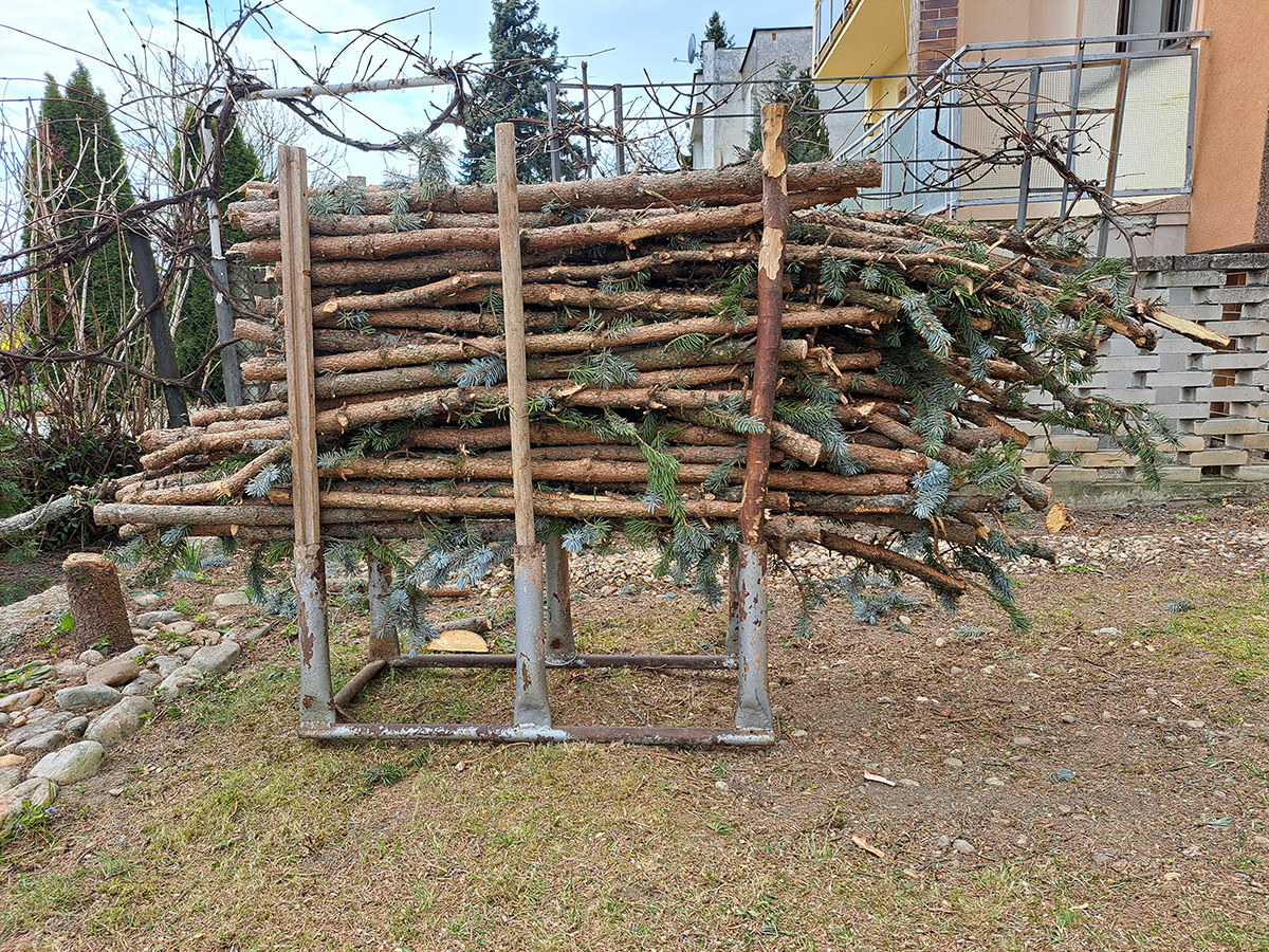 Praktická kovová koza na pílenie dreva