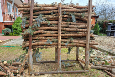 Praktická kovová koza na pílenie dreva