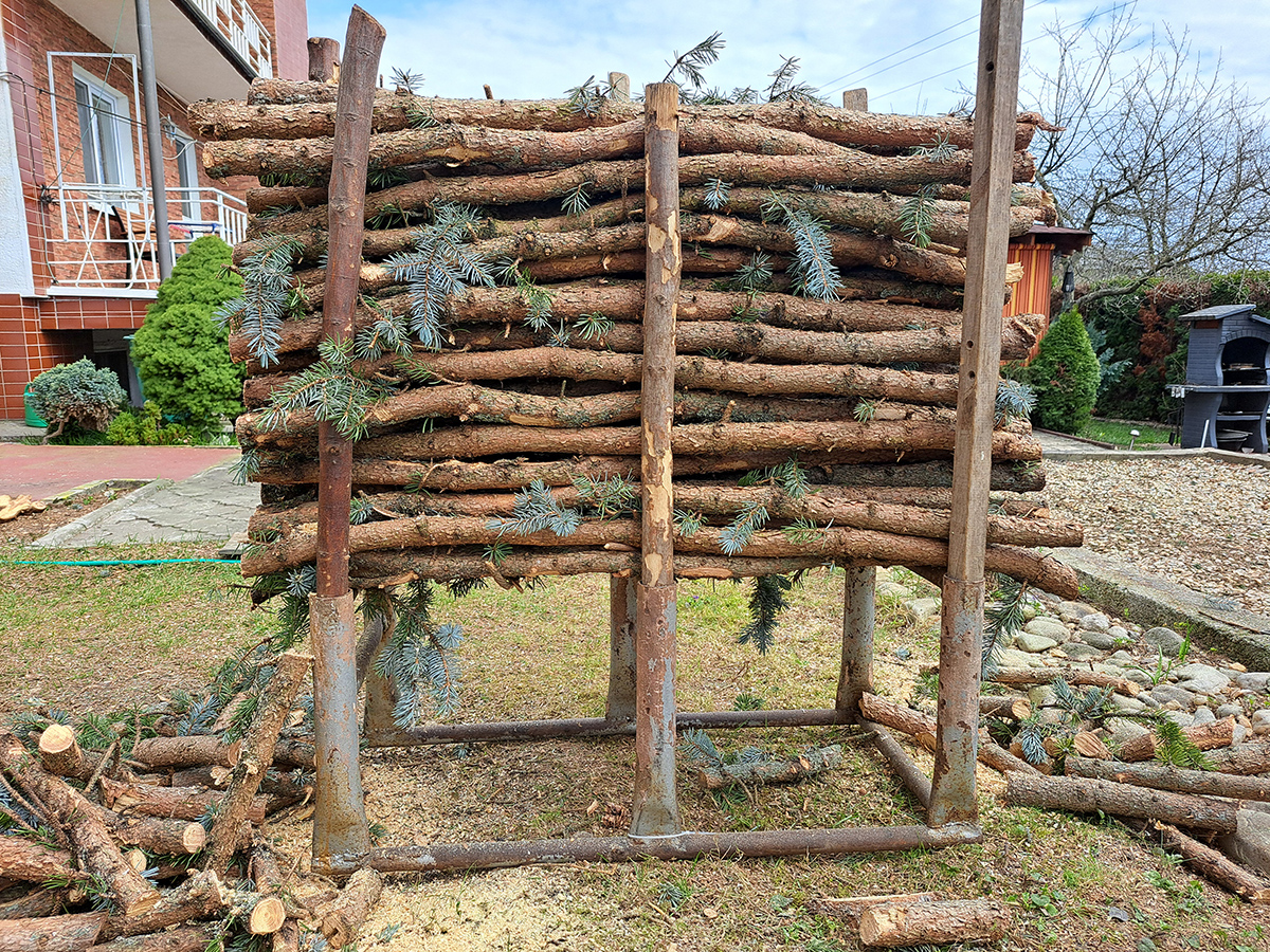 Praktická kovová koza na pílenie dreva