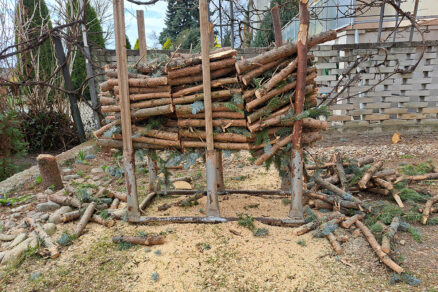 Praktická kovová koza na pílenie dreva