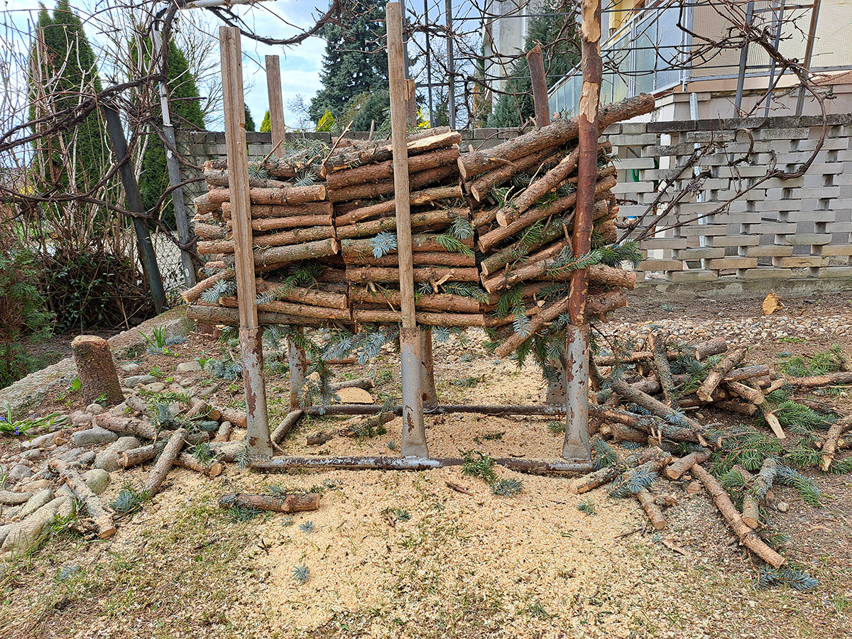 Praktická kovová koza na pílenie dreva